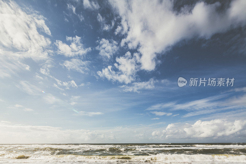 在丹麦/欧洲的北海，暴风雨和泡沫的海浪